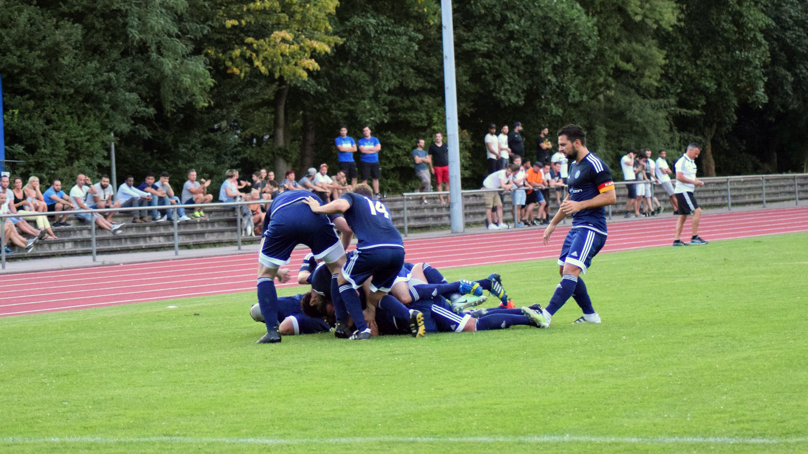 Der HSV Neuwied kam gegen die SG Neuiwed überhapt nicht aus dem Feiern raus.