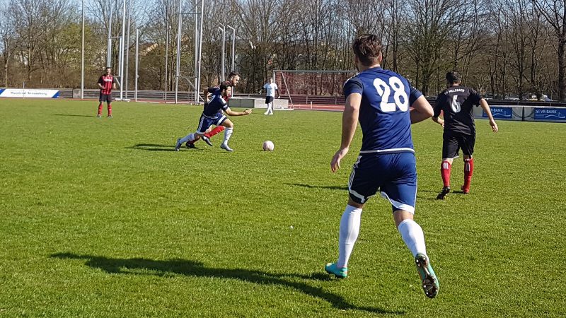 Harte Zweikämpfe im Spiel zwischen dem HSV Neuwied und der SG Melsbach.