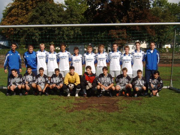 Stefan Fink mit seinem Team in der Saison 2005/2006. Auf diesem Bild befinden sich zurzeit 11 aktuelle HSV Neuwied Spieler.