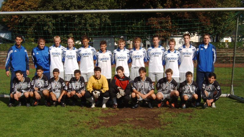 Stefan Fink mit seinem Team in der Saison 2005/2006. Auf diesem Bild befinden sich 11 aktuelle HSV Neuwied Spieler.