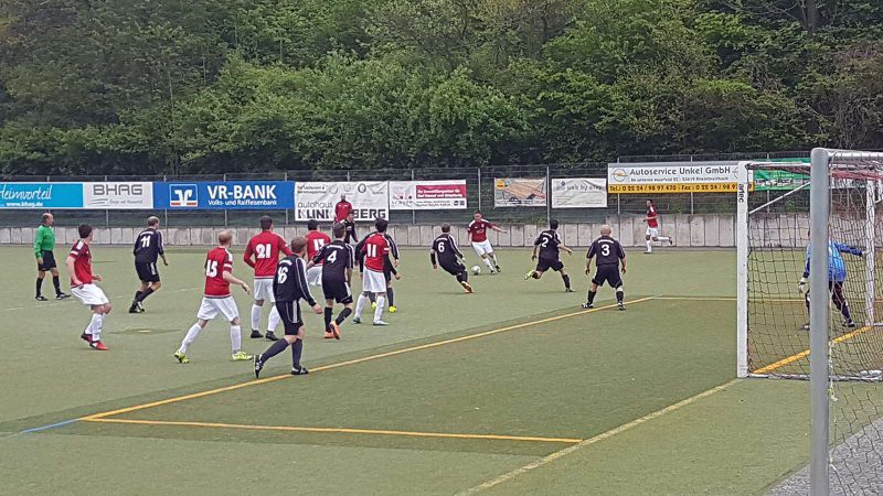 Immer wieder viel Betrieb im Strafraum: In der Summe hätte das Spiel zwischen dem SV Rheinbreitbach und dem Heimatsportverein aus Neuwied auch höher wie 0:3 ausgehen können.