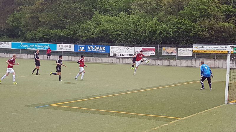 Eleganz pur: Der eingewechselte "El Presidente" zeigt welche Beweglichkeit noch in seinem Körper herrscht. Mit einem Tor wurde diese Aktion aber nicht belohnt.