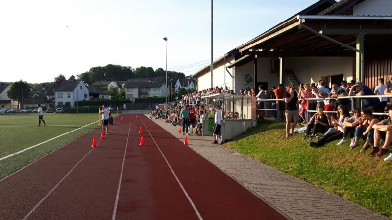 Einiges los: Das erste Relegationsspiel zur Kreisliga A wollten 380 Zuschauer in Niederahr sehen.
