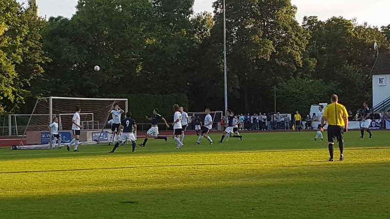 Immer wieder Betrieb im Strafraum der Gäste. Der Heimatsportverein konnte den SSV Heimbach-Weis immer wieder unter Druck bringen.