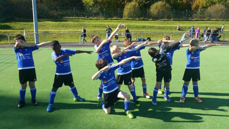 Wat machen die da? Was machen die da? Der Dab [dæb] ist eine Tanzfigur, bei der der Kopf des Tänzers nach unten sinkt und gleichzeitig ein Arm hochgehoben wird. Dabei wird der Ellenbogen des anderen Arms in einer Haltung eingenommen, als ob man in die Armbeuge niesen würde. (de.wikipedia.org/wiki/Dab_(Tanzfigur))