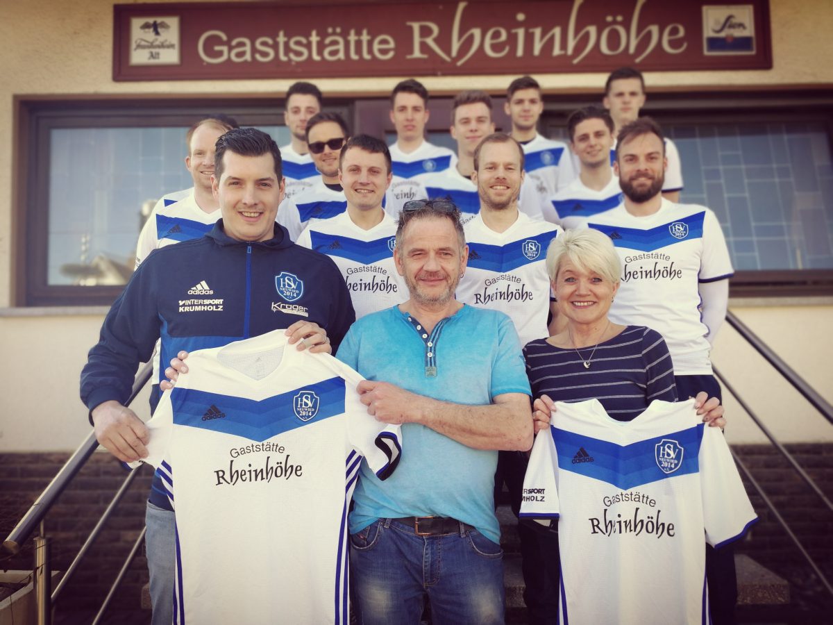 Stolze Gesichter vor der Rheinhöhe: Familie Kaiser übergibt dem HSV Team den neuen Trikotsatz.