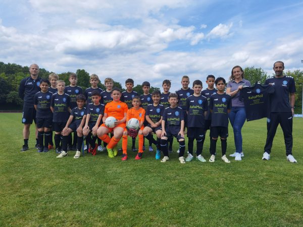 E-Jugend präsentiert stolz die neuen Trikot von RehaMed.